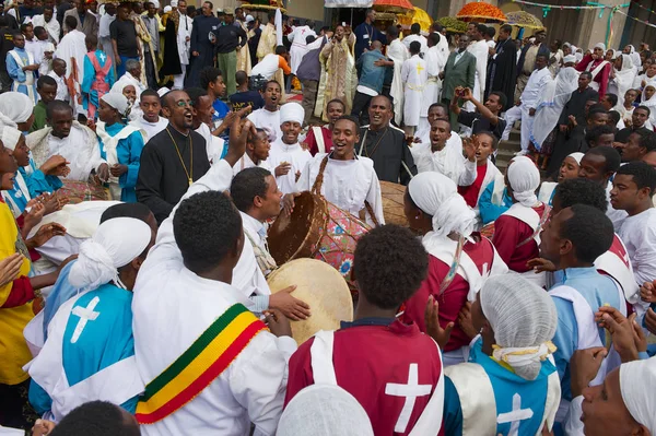 Addis Ababa, Etiyopya - 19 Ocak 2010: Mutlu Etiyopyalı insanların Kalabalık Timkat dini Ortodoks festivali müzik ve Addis Ababa, Etiyopya sokakta dans oynarken kutluyor.