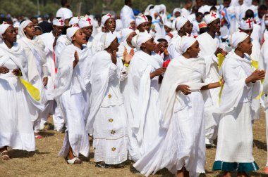 Addis Ababa, Etiyopya - 19 Ocak 2010: Beyaz elbise giyen genç Etiyopyalı bayanlar Addis Ababa, Etiyopya sokakta Timkat dini Ortodoks festivali kutlayan alayı katılmak.