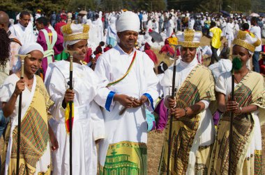 Addis Ababa, Etiyopya - 19 Ocak 2010: Geleneksel kostümler giyen Etiyopyalılar Addis Ababa, Etiyopya'da sokakta Timkat dini Ortodoks festivaline katılıyorlar.