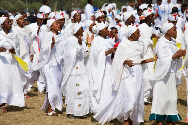 Addis Abeba Etiopía Enero 2010 Jóvenes Damas Etíopes Vestidas Blanco —  Fotos de Stock
