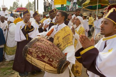 Addis Ababa, Etiyopya - 19 Ocak 2010: Etiyopyalı rahipler Timkat dini Ortodoks festivali müzik ve Addis Ababa, Etiyopya sokakta dans oynarken kutlamak.