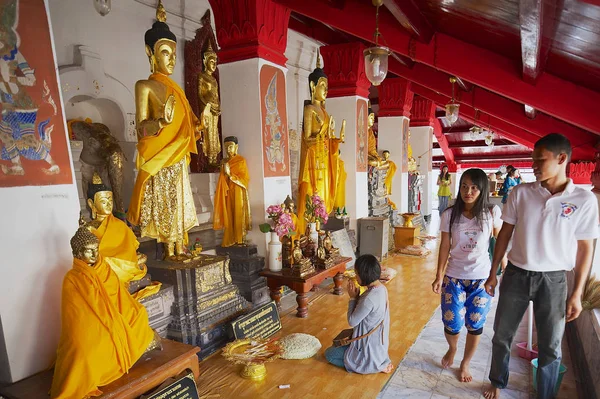 泰国那空斯里坦马拉特 2012年4月1日 人们参观泰国那空斯里塔马拉特寺的法拉玛哈寺的金覆盖着佛像 — 图库照片