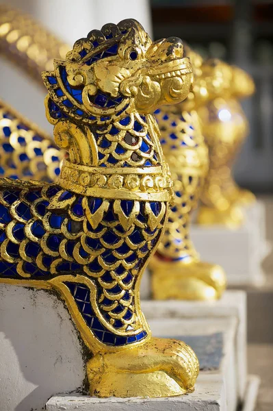 Złoto Niebieskie Kamienie Pokryte Postaciami Zwierząt Entance Phra Mahathat Vihan — Zdjęcie stockowe