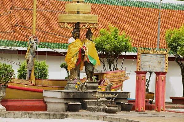 Nakhon Sri Thammarat Tailândia Abril 2012 Estátuas Cobertas Ouro Entrada — Fotografia de Stock