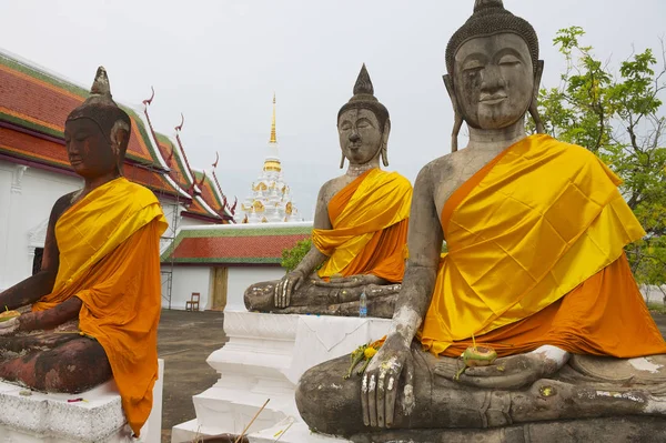 Surat Thani Tajlandia Kwietnia 2012 Trzy Posągi Buddy Przed Wat — Zdjęcie stockowe
