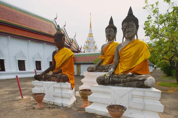 Surat Thani Thajsko Duben 2012 Tři Sochy Buddhy Před Chrámem — Stock fotografie