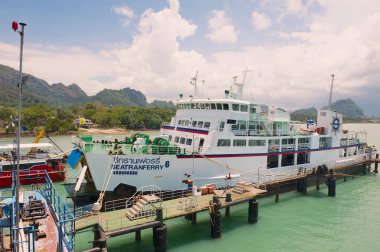 Donsak, Tayland - 05 Nisan 2012: Donsak limanında Seatranferry şirket feribot feribot, Tayland. 
