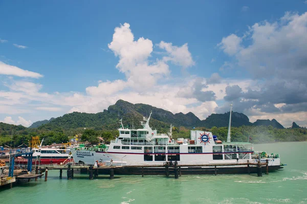 Donsak Tailandia Abril 2012 Ferry Compañía Seatranferry Puerto Donsak Tailandia — Foto de Stock