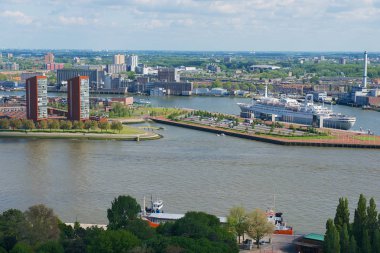 Rotterdam, Hollanda - 02 Haziran 2013: Rotterdam şehrine ve limanına bakış, Hollanda.