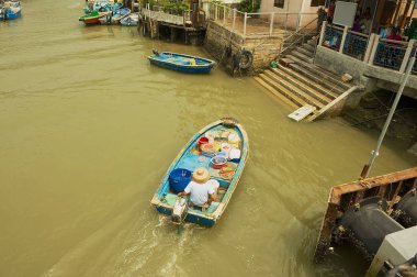 Hong Kong, Çin - 15 Eylül 2012: Yerel balıkçı Hong Kong, Çin için Tai O balıkçı köyü'nde eski bir tekne rides. Tai O Hong Kong ünlü bir turistik yer.