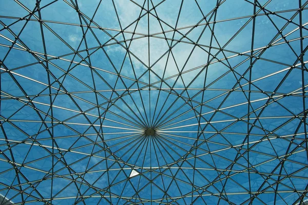 Amsterdam, Hollanda - 20 Mayıs 2013: Amsterdam, Hollanda Denizcilik Müzesi'nin avlusunda modern cam ve metal çatı.