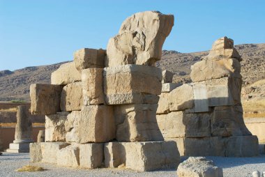 İran'ın Persepolis kentinde ki arkeoloji klübeninde yıkılmış at heykeli.
