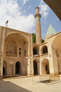 Natanz, Iran - Haziran 26, 2007: İç avluya ve Natanz, İran'ın caminin minaresi.