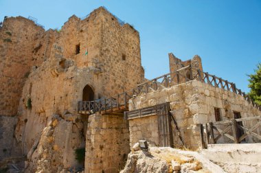 Ajlun, Ürdün - 19 Ağustos 2012: Ajloun kale kalıntıları Ajloun, Ürdün. Bu Eyyubid kalesi 12.. 