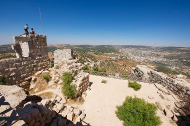 Ajlun, Ürdün - 19 Ağustos 2012: İnsanlar Ajloun, Ürdün'deki Ajloun kale kalıntılarını ziyaret ediyor. Bu Eyyubid kalesi 12.. 