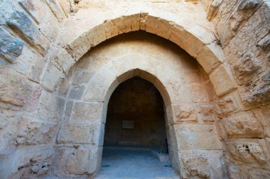Ajlun, Ürdün - 19 Ağustos 2012: Ajloun, Ürdün'deki Ajloun kalesine giriş. Bu Eyyubid kalesi 12.. 