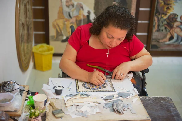 Madaba Jordan August 2012 Unidentified Woman Produces Stone Mosaic Workshop — Stock Photo, Image