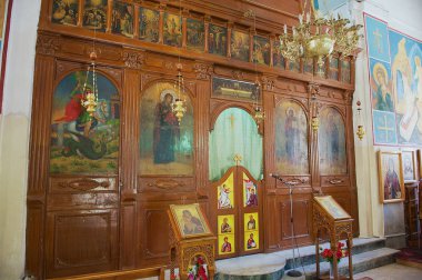 Madaba, Ürdün - 18 Ağustos 2012: Madaba, Ürdün'deki Aziz George Rum Ortodoks Kilisesi Sunağı. 6. yüzyıl ünlü Kudüs Mozaik Haritası ve Kutsal Topraklar'a ev sahipliği yaptı..