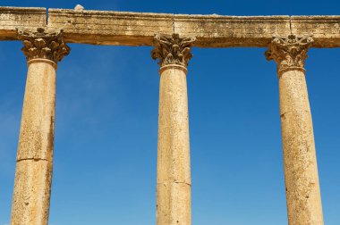 Ürdün 'deki antik Roma kenti Gerasa' da (modern Jerash), Colonnade caddesinin kalıntıları üzerinde mavi gökyüzü üzerinde Corinthian sütunları.