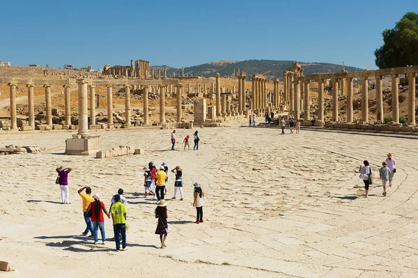 Jerash Jordânia Agosto 2012 Turistas Visitam Ruínas Fórum Praça Oval — Fotografia de Stock