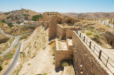Karak, Ürdün - 22 Ağustos 2012: Karak, Ürdün'deki Al Karak tepesi ve kalesinden şehre bakış.