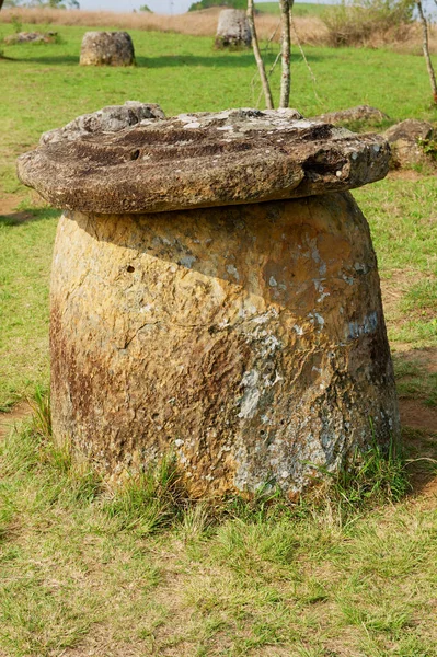 Antigua Jarra Piedra Con Una Cubierta Superior Llanura Tarros Sitio — Foto de Stock