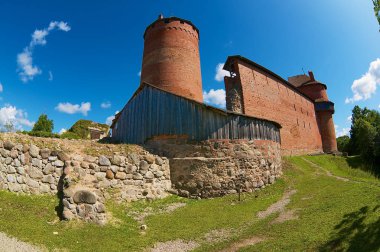 Sigulda, Letonya - 03 Ağustos 2009: Sigulda, Letonya'daki ortaçağdan kalma Turaida kalesinin kalıntıları.