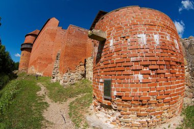 Sigulda, Letonya - 03 Ağustos 2009: Sigulda, Letonya'daki ortaçağdan kalma Turaida kalesinin kalıntıları.