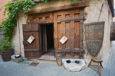 Riga, Letonya - 03 Ağustos 2009: Riga, Letonya şehir merkezindeki geleneksel Ortaçağ restoranına giriş.