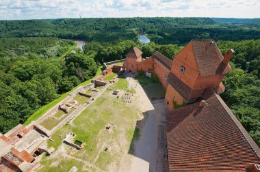 Sigulda, Letonya - 03 Ağustos 2009: Sigulda, Letonya'daki ortaçağdan kalma Turaida kalesinin kalıntıları.
