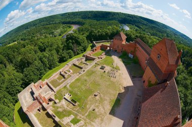 Sigulda, Letonya - 03 Ağustos 2009: Sigulda, Letonya'daki ortaçağdan kalma Turaida kalesinin kalıntıları.