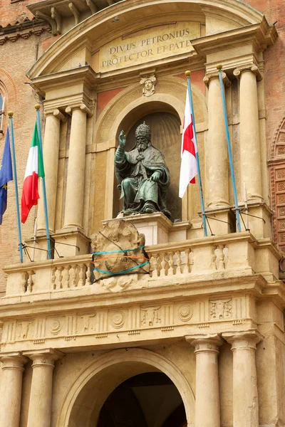 Bologna, İtalya - 11 Mayıs 2013: Papa Gregory Xiii heykeli bronz heykel (Alessandro Menganti tarafından) Bologna Palazzo Comunale önünde, İtalya.