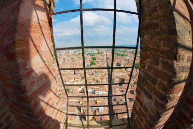 Bologna, İtalya - 11 Mayıs 2013: Bologna, İtalya'daki Asinelli kulesinin tepesinden tarihi merkeze bakış.