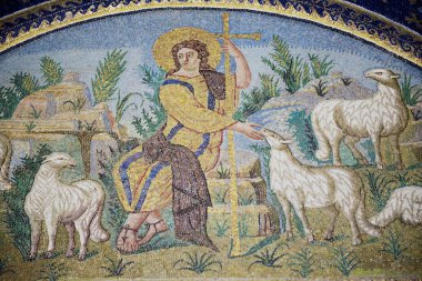Ravenna, İtalya - 12 Mayıs 2013: Galla Placidia Mozolesi'nin iç kısmı, İtalya'nın Ravenna kentinde renkli mozaiklerle süslenmiş şapel. Unesco Dünya Mirası.