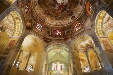 Ravenna, İtalya - 12 Mayıs 2013: Ravenna, İtalya'daki San Vitale Bazilikası'nın zengin dekore edilmiş duvarları ve tavanı. Avrupa'da erken Dönem Hıristiyan Bizans sanatının nadir örneği.