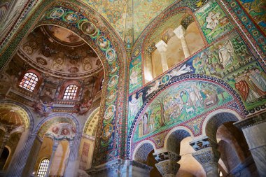 Ravenna, İtalya - 12 Mayıs 2013: Ravenna, İtalya'daki San Vitale Bazilikası'nın mozaik duvarları ve tavanı ile dekore edilmiş zengin. Avrupa'da erken Dönem Hıristiyan Bizans sanatının nadir örneği.
