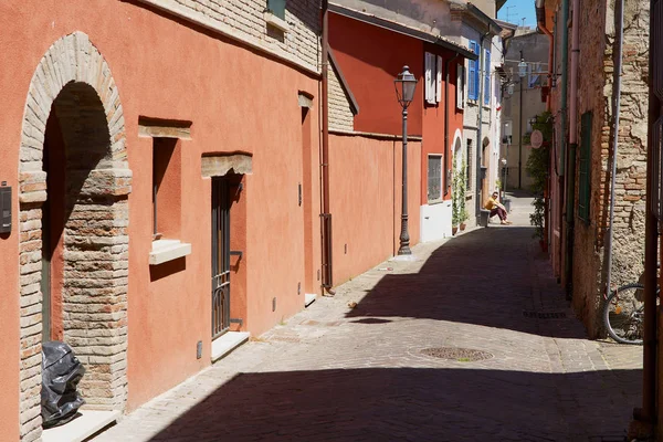 Rimini Italy May 2013 Narrow Historical Street Red Painted Bindings — Stock Photo, Image