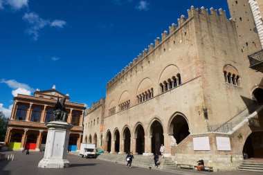 Rimini, İtalya - 13 Mayıs 2013: Rimini, İtalya'da Papa V. Paul'un heykelinin yer verdiği Piazza Cavour meydanı.