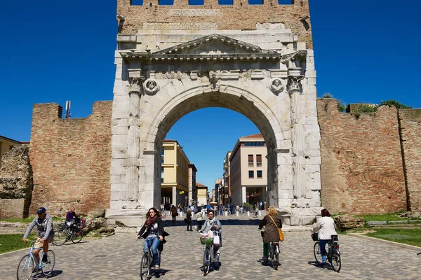 Rimini Talya Mayıs 2013 Nsanlar Augustus Arch Altında Bisiklet Ebinmek — Stok fotoğraf