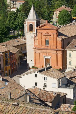 Pennabilli, İtalya - 14 Mayıs 2013: Orta Çağ'dan kalma Pennabilly kasabasının merkez meydanına bakış.