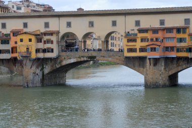 Floransa, İtalya - 01 Mart 2007: İnsanlar Floransa, İtalya Arno nehri üzerinde Ponte Vecchio köprüsü nden geçmek.