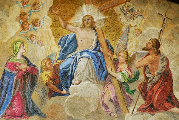 Mosaico de Jesucristo entronizado en el paraíso llevando la cruz y asistido por ángeles en la Basílica de San Marcos en Venecia, Italia . — Foto de Stock