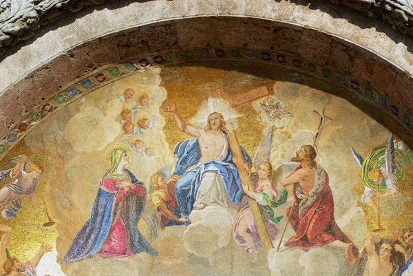 Mosaik des Jesuschristen, der im Paradies thront, das Kreuz trägt und von Engeln in der Basilika des Heiligen Markus in Venedig, Italien begleitet wird. — Stockfoto