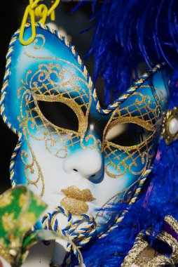 Parlak mavi tüyleri ile tipik Venedik karnaval maskeleri yakın çekim.