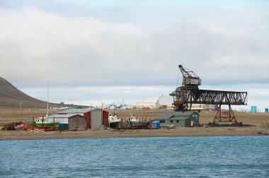 Longyearbyen, Norveç - 03 Eylül 2011: Norveç 'in Longyearbyen limanındaki Arktik deniz ve hava limanına bakın.