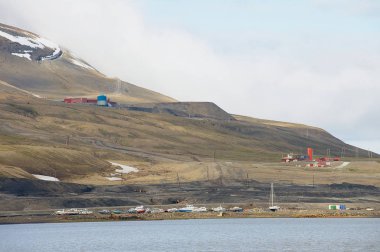 Longyearbyen, Norveç - 03 Eylül 2011: Norveç 'in Longyearbyen kenti yakınlarındaki Spitsbergen kutup takımadalarına bakın.