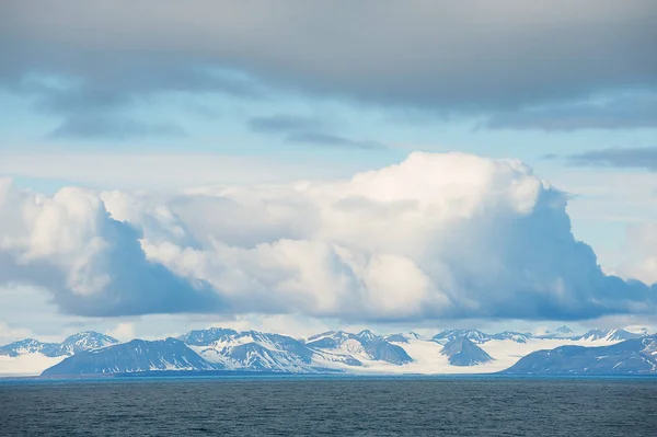 Wolken Über Der Arktischen Küste Des Polaren Archipels Spitzbergen Bei — Stockfoto