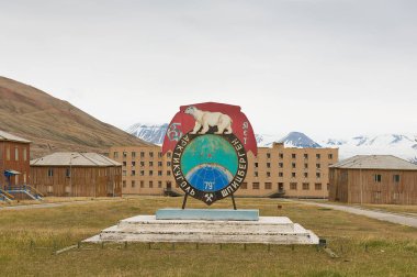 Pyramiden, Norveç - 03 Eylül 2011: Norveç 'te terk edilmiş Rus Arktik yerleşiminin merkez meydanındaki anıt.