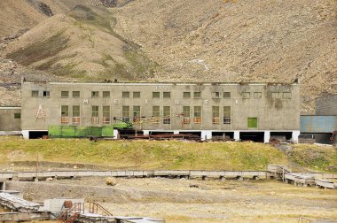 Pyramiden, Norveç - 03 Eylül 2011: Terk edilmiş Rus Arktik yerleşim alanı Piramiden, Norveç.