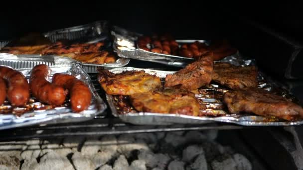 Αργή κίνηση του bbq, λουκάνικα στο γκριλ. — Αρχείο Βίντεο